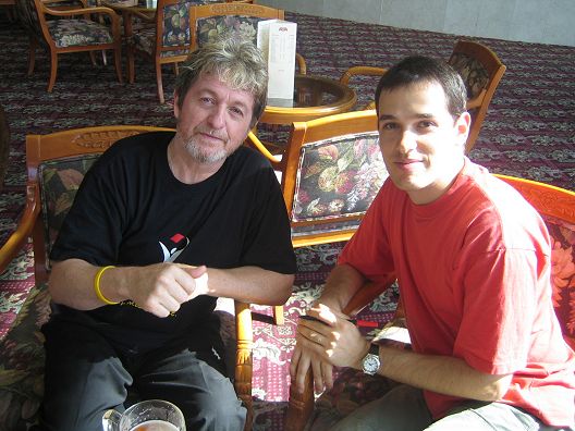 אורי ברייטמן מראיין את ג'ון אנדרסון, סולן להקת יס, בסוף אוגוסט 2005, במלון בתל אביב