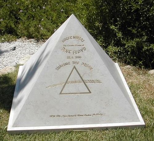 פירמידה לכבודו של רוג'ר ווטרס, מטעם תושבי נווה שלום