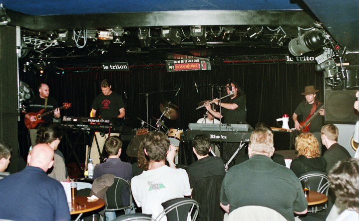 Ahvak Le Triton, Paris, June 2005 - Crowd listenes