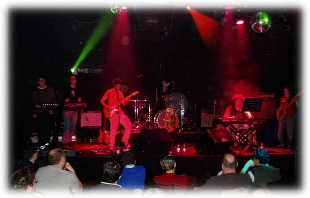 להקת אמביציה, מועדון קולטורה, 28 בינואר 2006; צילום: טל רודס