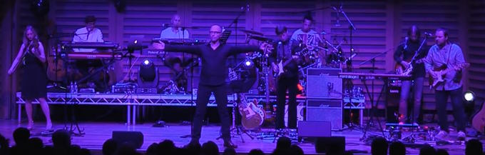 להקת ביג ביג טריין בהופעה חיה, אנגליה, 2015