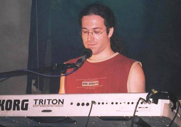 אריק חייט על הסינתיסייזר שלו