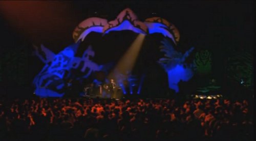 תפאורה של רוג'ר דין, מתוך הדיוידי של ההופעה החיה - סונגס פרום צונגאס