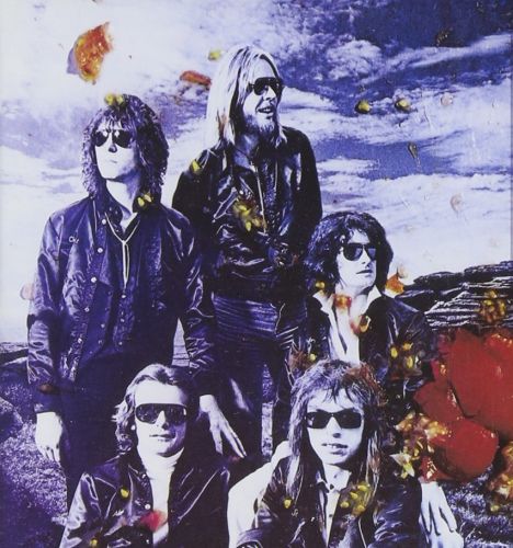 חברי להקת יס בעטיפה האחורית של טורמטו