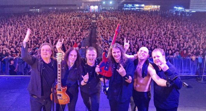 להקת בליינד גרדיאן בהופעה