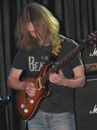 הגיטריסט פול ביילוטוביץ' בהופעת קרל פאלמר בתל אביב - צילום: אורי ברייטמן