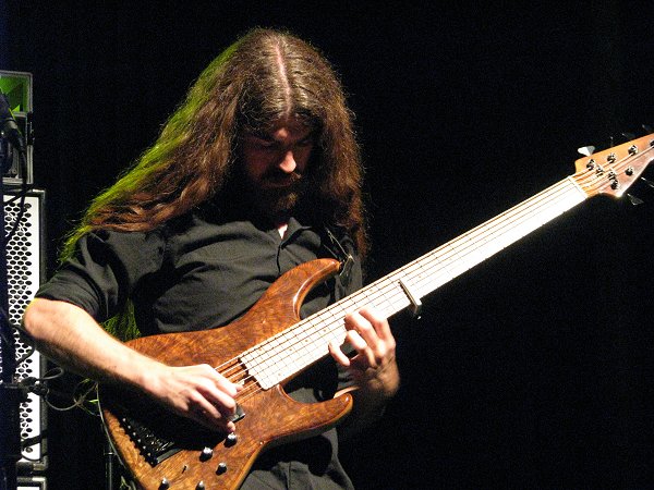 הבסיסט סיימון פיצפטריק בהופעת קרל פאלמר בתל אביב - צילום: אורי ברייטמן