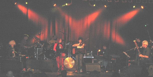 להקת מיריודור על הבמה עם לארס הולמר