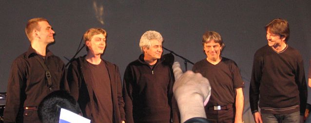 להקת יוניברס זירו בסיום ההופעה