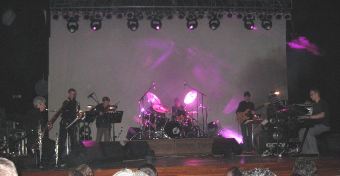 להקת יוניברס זירו על הבמה