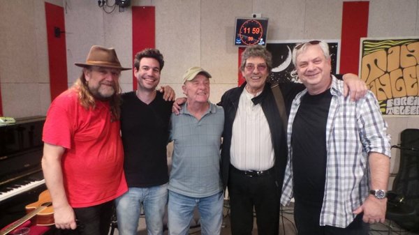 חברי להקת נקטר באולפן רדיו 106 אף-אם, עם אסף קפלן