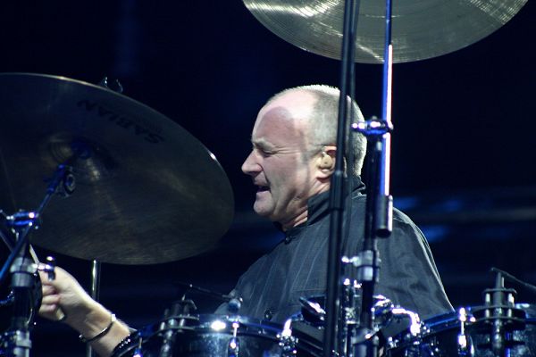 פיל קולינס על התופים, אצטדיון בלומפילד; צילום: יובל אראל