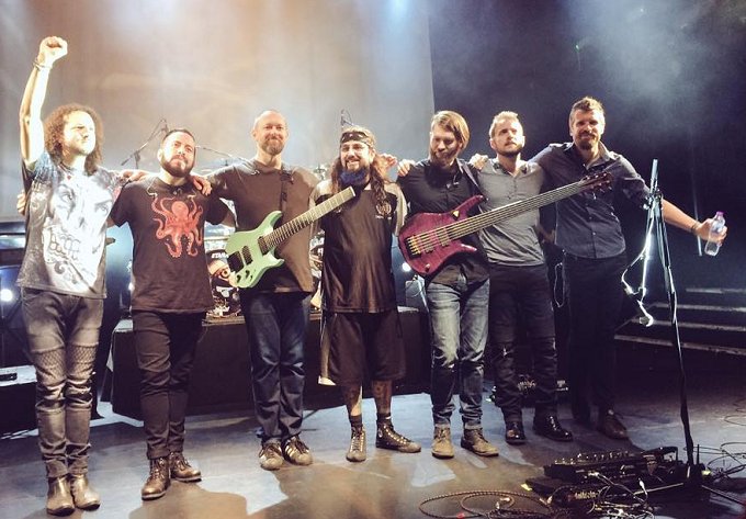 להקת שאטרד פורטרס לאחר הופעה בלונדון