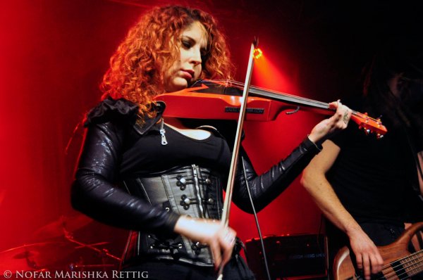 סולנית להקת סטרים אוף פאשן, מרסלה בוביו