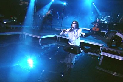 רטוב בתוך הבריכה - גילדנלואו מקריב את בריאותו